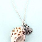 CLAM SHELL AND CONCH SHELL PENDANT NECKLACE Photo 3