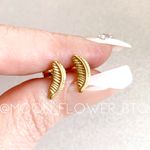 Gold Feather Flat Back Earrings – 18k Gold Plated Stainless Steel Photo 2