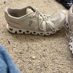 on cloud shoes women’s size 8.5 Photo 3
