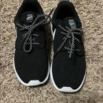 Nike Black and White Sneakers with Sleek Design Photo 1