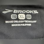 Brooks  chaser reflective lined shorts size XL gray 3” inseam Photo 8