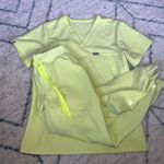 FIGS  Highlighter Scrub Set Size M/P Zamora Joggers And M Catarina Top PO5330 Photo 0