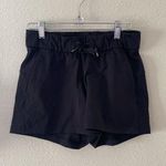 Lululemon  On the Fly Mid-rise Short, Size 4 Photo 0
