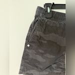 Vuori  Women’s Vintage Ripstop Shorts Dark Gray Camo Size S Photo 1
