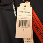 Good American  Black & White Athletic Zippered Crop Top NWT Size 5 (GA) Photo 4