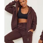 Pretty Little Thing CHOCOLATE BROWN OVERSIZED POCKET FRONT ZIP THROUGH HOODIE 4 PRODUCT DETAILS Get ready for those colder months with this hoodie doll. Featuring a chocolate brown material, an oversized fit, and a zip-up front. Team this with the matching bottoms and fresh kicks for a chilled vibe we love. Length approx 76cm/30" (Based on a sample size UK 8) Model wears size UK 8/ EU 36/ AUS 8/ US 4 Model Height - 5ft 10" Category: Athleisure Product type: Hoodie Color: Brown Material: Fleeceback Sweat Design: Plain Neckline: Hooded Occasion: Day Product code: CMS6246 Photo 0