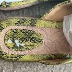 Boc born concepts lime green snakeskin pattern thong rubber beach sandals size 9 Photo 2