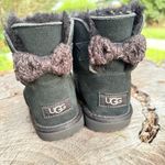 UGG  Australia  Girls Boots Size 2 Bailey Bow Black Suede Fur Line Bootie Photo 3