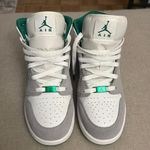 Air Jordan 1 Mid SE Grey Pine Photo 1