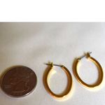 Source Unknown Ageless Trendy Oval Gold Tone Latch Back Hoop Y2K Casual Fashion Earrings Photo 1