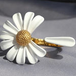 White Enamel Daisy Flower with a‎ pedal retro Golden Metal Opening ring new Gold Photo 0