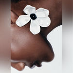 ZARA NWT  Maxi Black, White & Gray Resin Flower Earrings New in Box! Photo 1