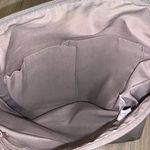 Light grey vinyl adjustable crossbody handbag Gray Photo 8