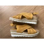 Bella Vita  Yellow Cross Sandals Size 9.5 Photo 4