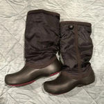 Crocs  WOMENS SNOW BOOTS
SIZE 6W WEAR ONES VERY GOOD
CONDITION BLACK Photo 0