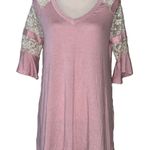 Hyped Unicorn  med solid blush & lace v-neck blouse Photo 0