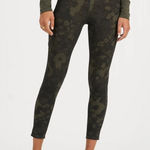 Vuori  Stride Legging Oregano Camo Flower Green Pattern XS Photo 0