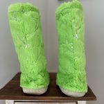 SO NWOT  Sz: W 9/10 Fuzzy Bright Grinch Green Sequin Star Slipper Boots. Faux fur Photo 3