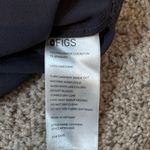 FIGS Catarina Scrub Top M Graphite Charcoal | V-Neck One Pocket | Technical Photo 8