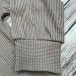 Gap Women's Waffle Knit Turtleneck Shirt M Med Medium Taupe Brown Side Slit Boxy Photo 6