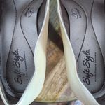 Hush Puppies Soft Style by  Cream Heels Size 7.5 Pearl Cream Pumps Photo 5