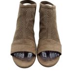 Sonoma Size 8.5 Peep Toe Tan Perforated Sandals Block Heel & Back Strap Photo 3