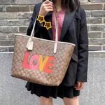 Coach oach City Tote In Signature Canvas love print Photo 6