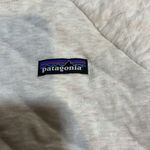 Patagonia women’s crewneck Photo 1