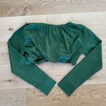 Pretty Little Thing - Twist Front Long Sleeve Crop Top in Green Photo 3