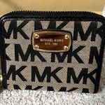 Michael Kors Black/vanilla Jet set signature Tote and Bifold wallet bundle Photo 7