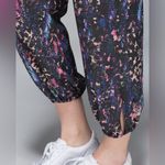 Lululemon  Women’s Om Mesh Jogger Pants Floral Sport Black Multi Size 2 Photo 5