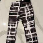 Nike DriFit Running TwistyPrint Athletic Crop Leggings Womens Medium Black/White Photo 1