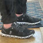 on cloud Women’s size 9  Running Shoes Photo 8