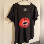 No Boundaries  Lips Tshirt Photo 2