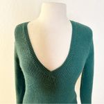 superdown Revolve Ribbed V-Neck Emerald Green Raquel Sweater | XS Photo 2