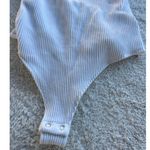 Good American  white ribbed Henley bodysuit size 0 Photo 3