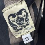 This fitted dress features a striped print. The dress has a sweetheart neckline Black Photo 7