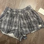 Vuori Black and white shorts Photo 2