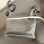 Coach Vintage 1996 medium sized duffle bag with zipper closure, black leather Photo 11