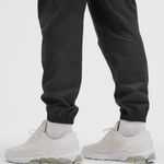 Lululemon NWT Men’s License to Train Jogger Regular Size M Color Graphite Grey Photo 6