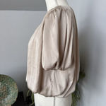 ASTR THE LABEL Women's Bubble Hem Short Sleeve V-Neck Blouse Top Champagne Small Photo 2