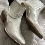 Forever 21  white booties cowgirl, cowboy size 6 Photo 0
