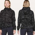 Lululemon Pack It Up Jacket in black/camo with hood size 2 Photo 2