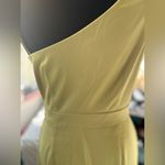 Asymmetrical light yellow dress with ruffle detail and waistband Photo 3