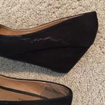 Chinese Laundry black faux suede wedge size 9.5 Photo 3