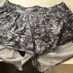 Lululemon Hotty Hot Short 2.5” Size 8 Photo 2