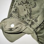 Lululemon Green Ziggurat Snake Skin Cropped Leggings SZ 6 Photo 4