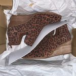 Toms Kallie Dark Ember Leopard Printed Suede Wedge Bootie
Worn Once Size 8.5 Photo 4