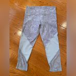 Fabletics Brogan Powerhold Leggings – Gray Floral Lace Panel Capri – Size M Photo 2