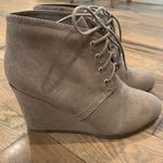 Arizona Woman’s Tan Suede Platform Booties Size 7 Photo 5